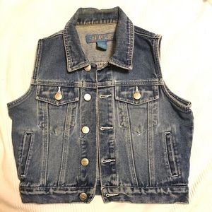 Girl’s 6-8 jean denim vest w/ silver buttons
